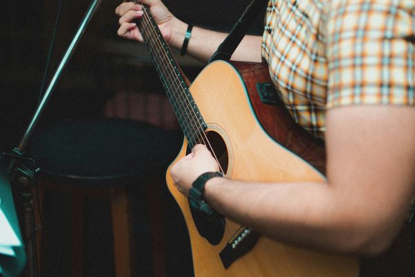 Trouvez des cours de guitare à Nice avec un expert