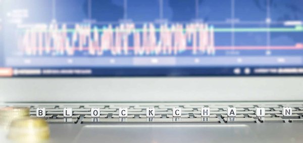 Quels sont les aspects juridiques de l'intégration des technologies blockchain dans les processus financiers?