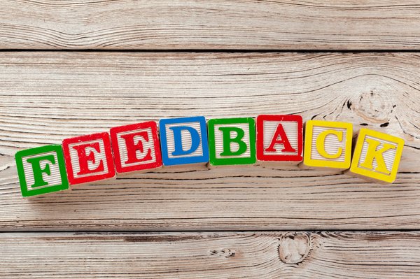 Comment les entreprises de développement de logiciels peuvent-elles utiliser le feedback des utilisateurs pour améliorer les fonctionnalités des produits ?